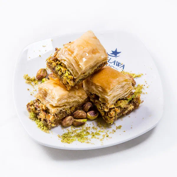 BAKLAVA SHELL WITH CREAM AND PISTACHIO