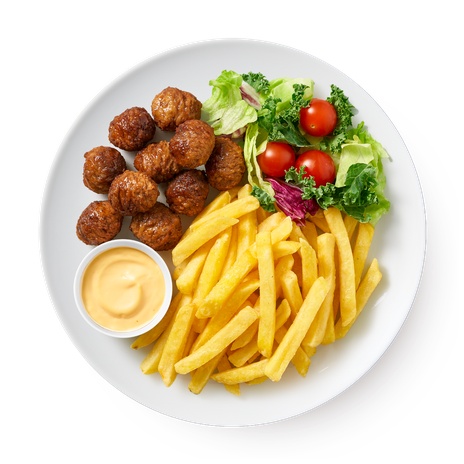 Фрикадельки с картофелем фри, салатом и сырным соусом