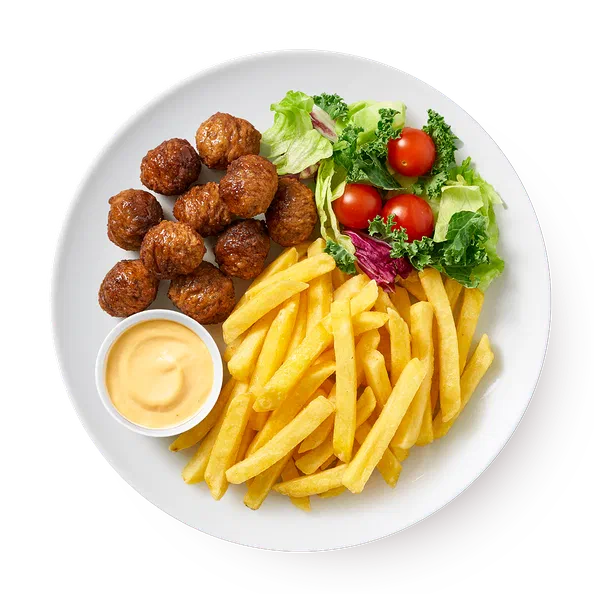 Фрикадельки с картофелем фри, салатом и сырным соусом
