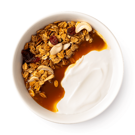Гранола с йогуртом и карамельным соусом