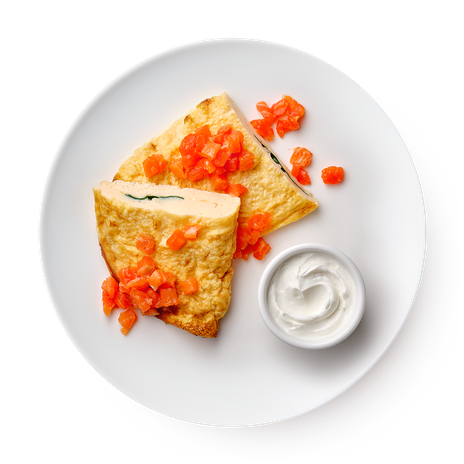 Омлет жареный с форелью, мягким сыром и свежим шпинатом Кофе Пью