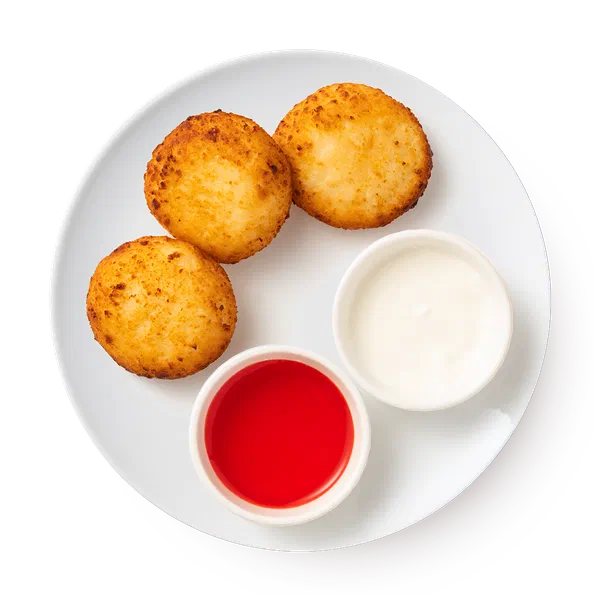 Сырники классические со сметаной и клубничным соусом