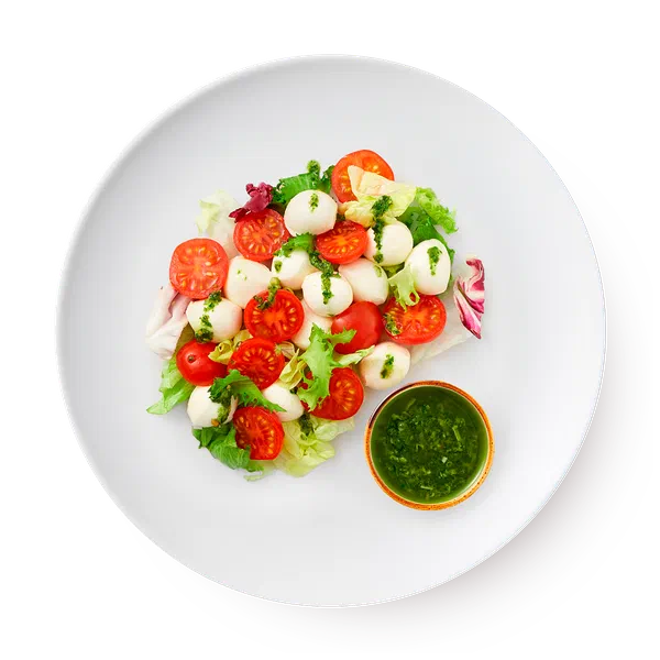 Салат овощной с моцареллой и песто