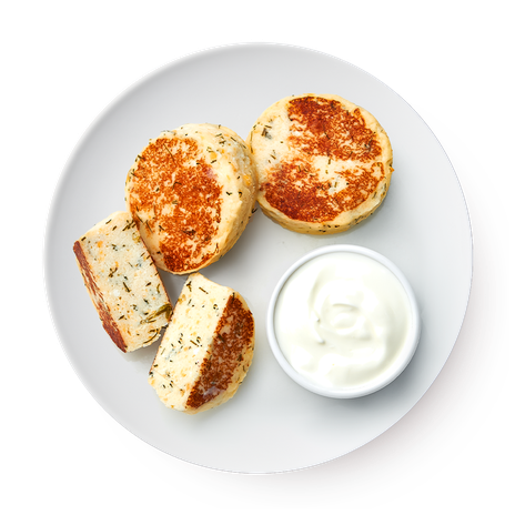 Сырники несладкие с сыром, зеленью и сметаной «Из Лавки»