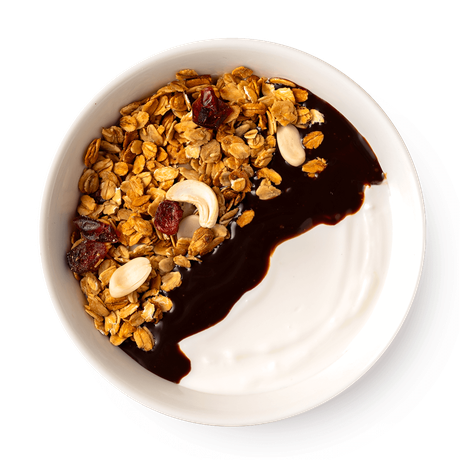 Гранола с йогуртом и шоколадным соусом