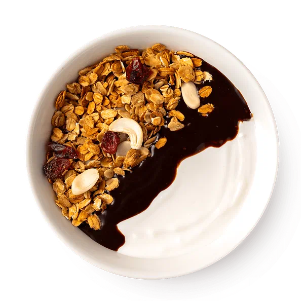 Гранола с йогуртом и шоколадным соусом