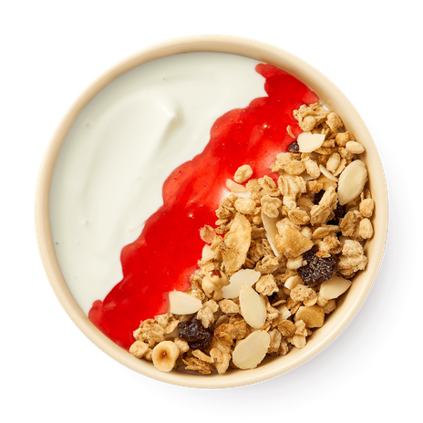 Гранола с йогуртом и клубничным соусом