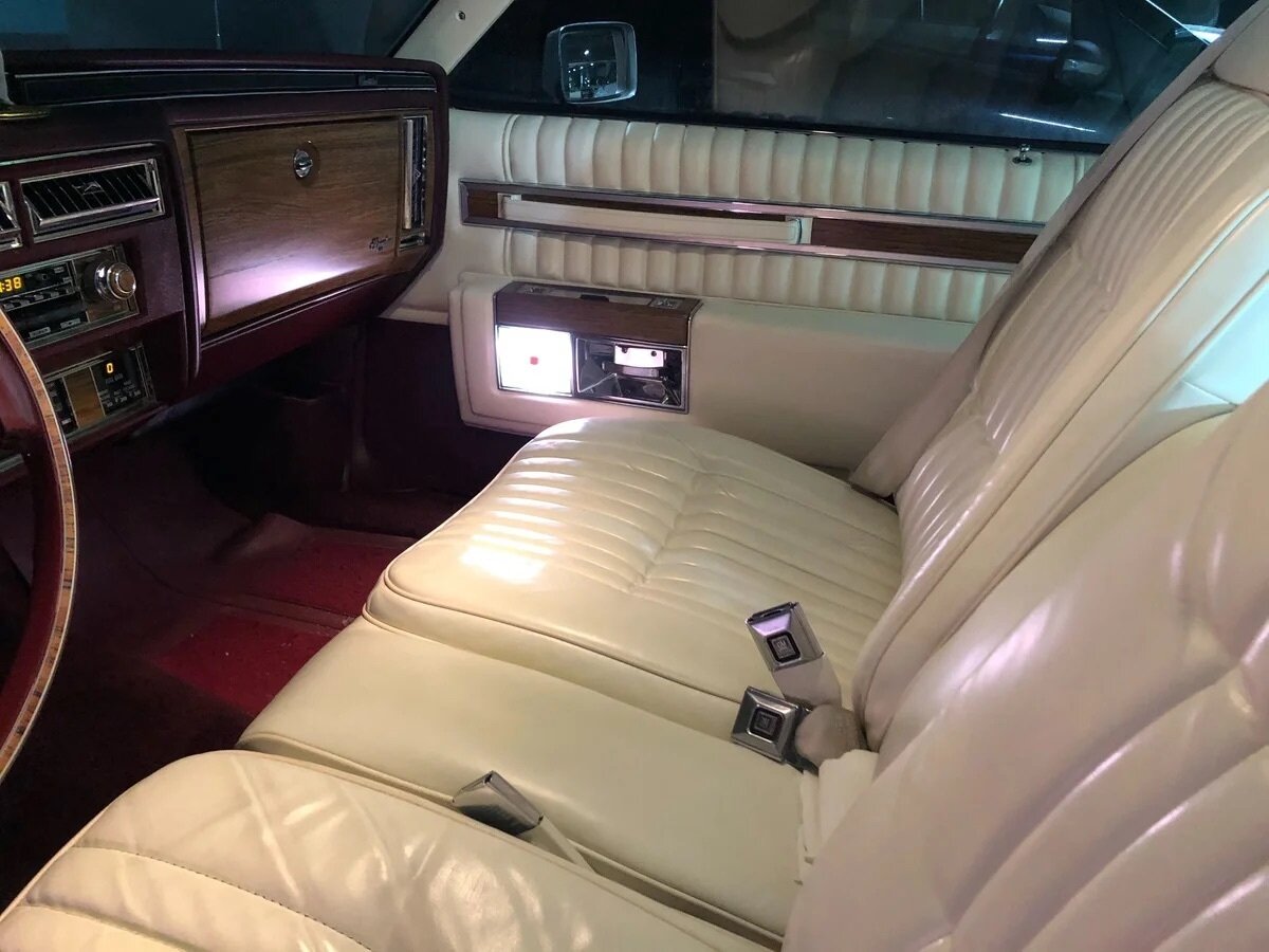 1982 Cadillac DeVille V, красный - вид 29