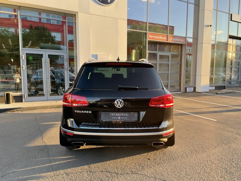 2017 Volkswagen Touareg II Рестайлинг, чёрный, 3600022 рублей - вид 3