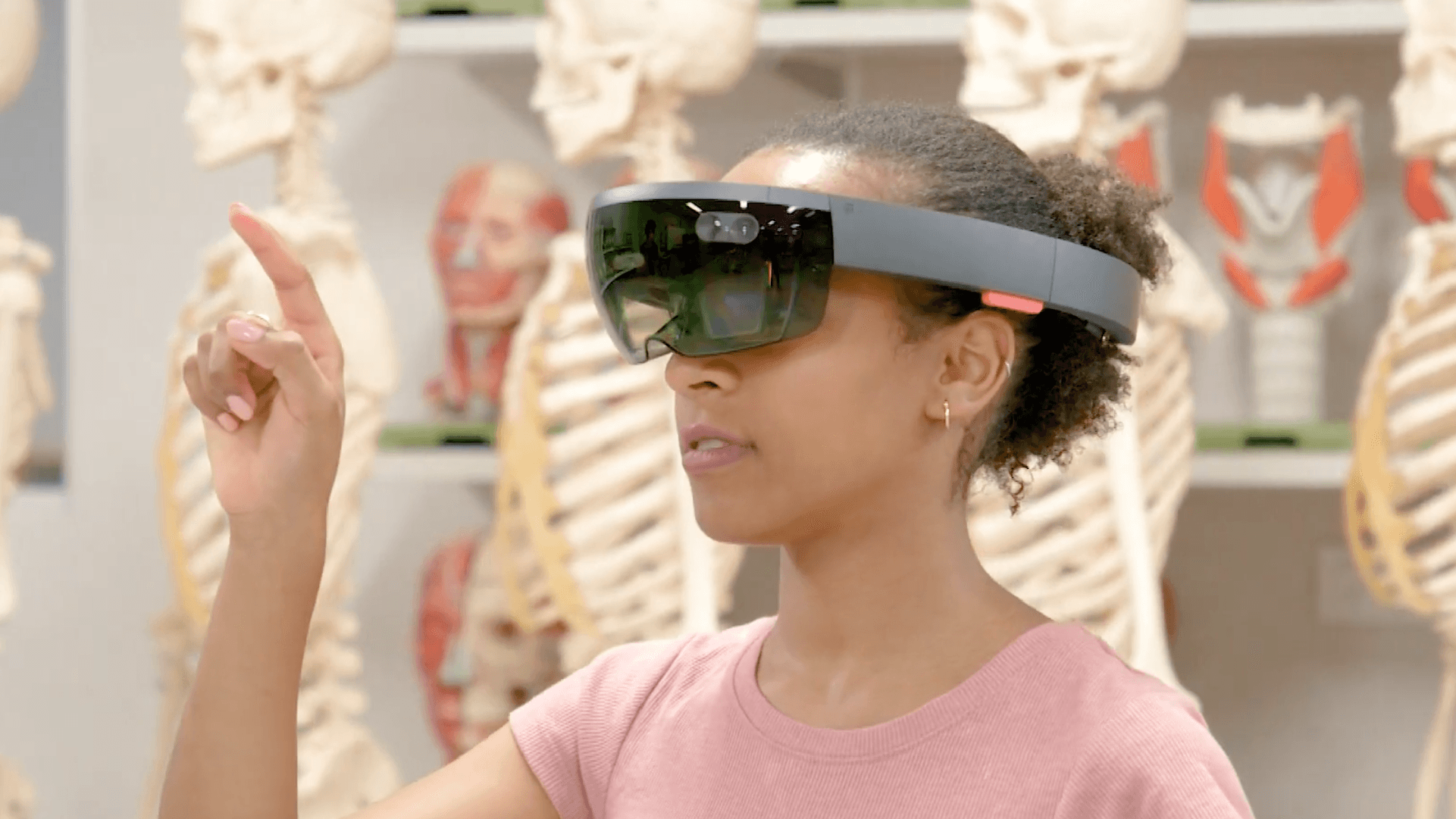 Студент в очках смешанной реальности HoloLens с голограммой бьющегося человеческого сердца. Источник: youtube.com/watch?v=8FkyI5912w8