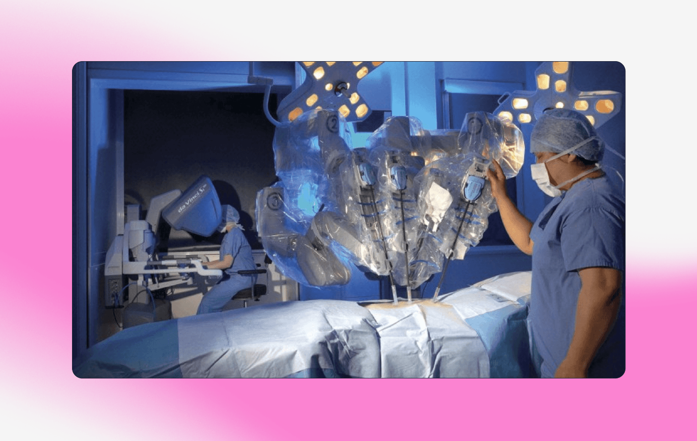 Хирург управляет движениями робота при помощи инструментов на консоли. Источник: https://blog.sciencemuseum.org.uk/robot-surgery-the-da-vinci-robot/