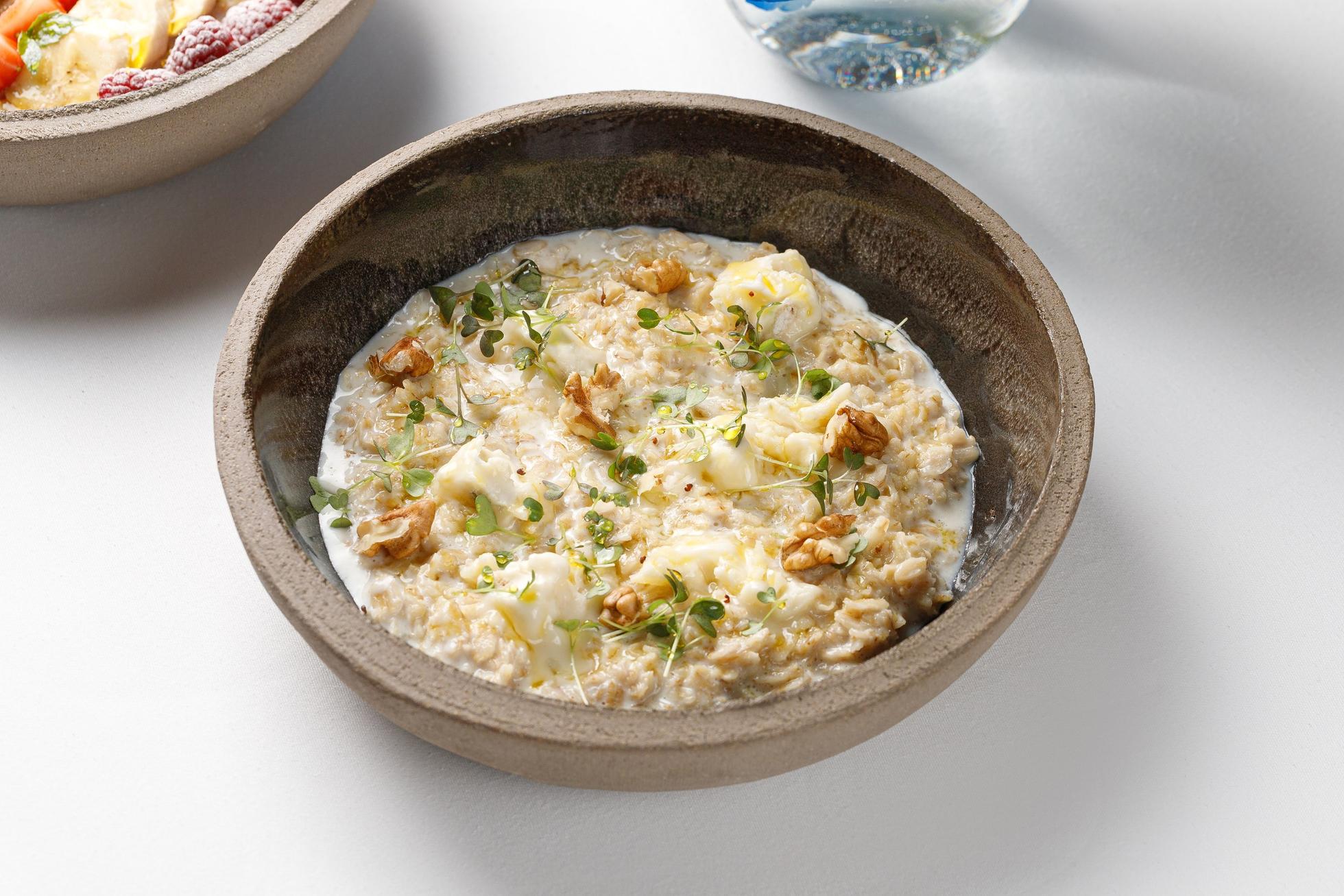 &nbsp;Овсяная каша с горгонзолой и грецкими орехами