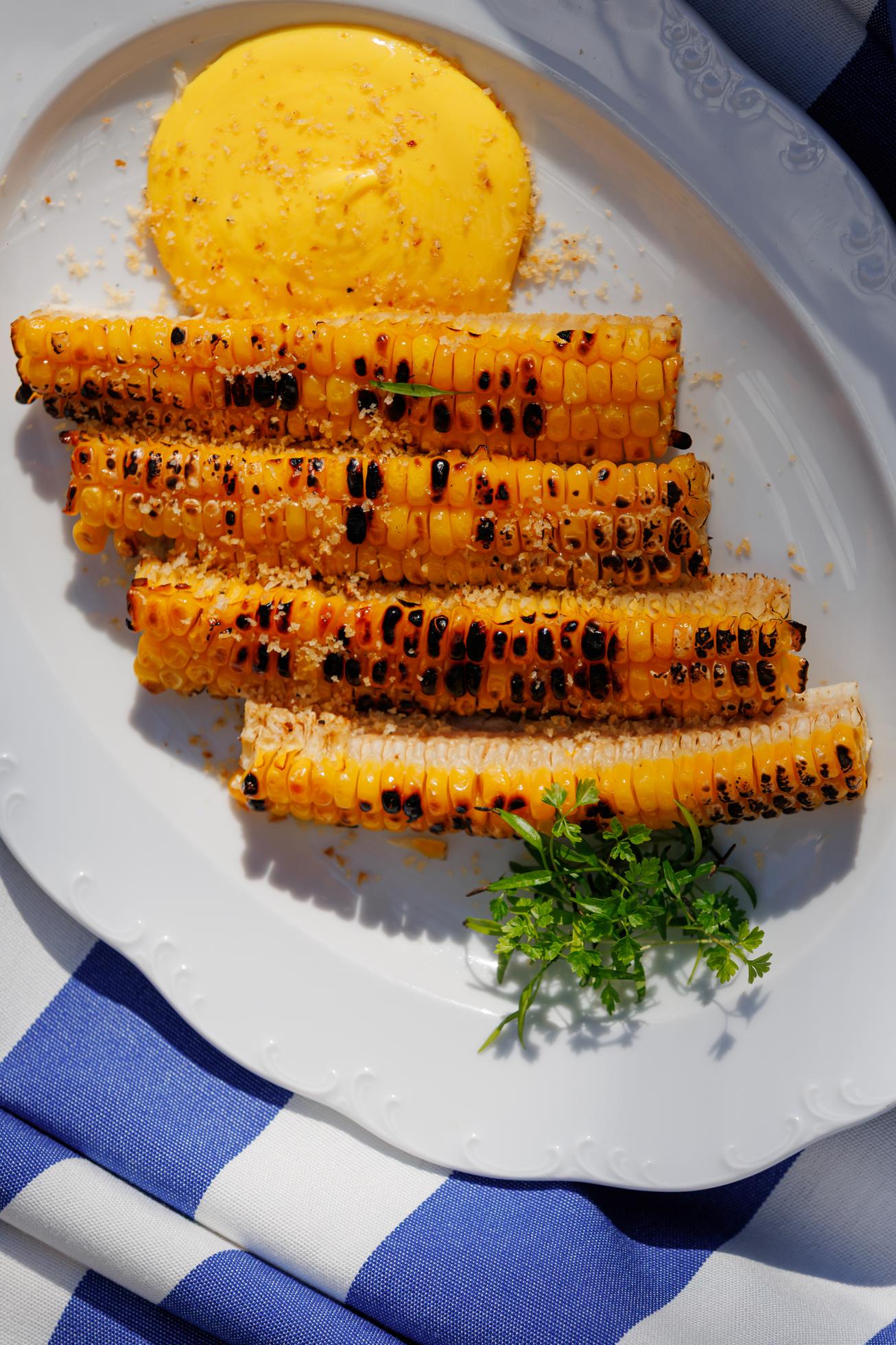 Запечённая кукуруза с соусом из чеддера и хрустящим луком