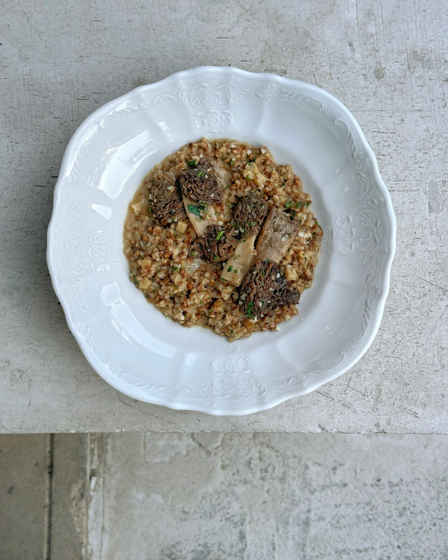 Гречка со сморчками, сельдереем и соусом из карамелизированной говядины