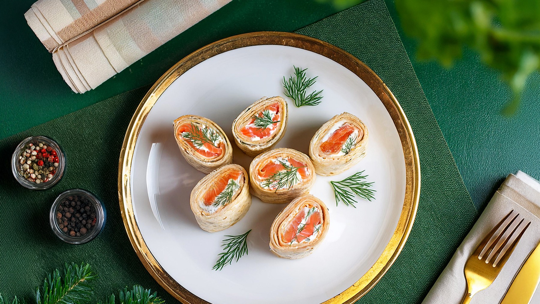 Рулетики из красной рыбы и свежего сыра