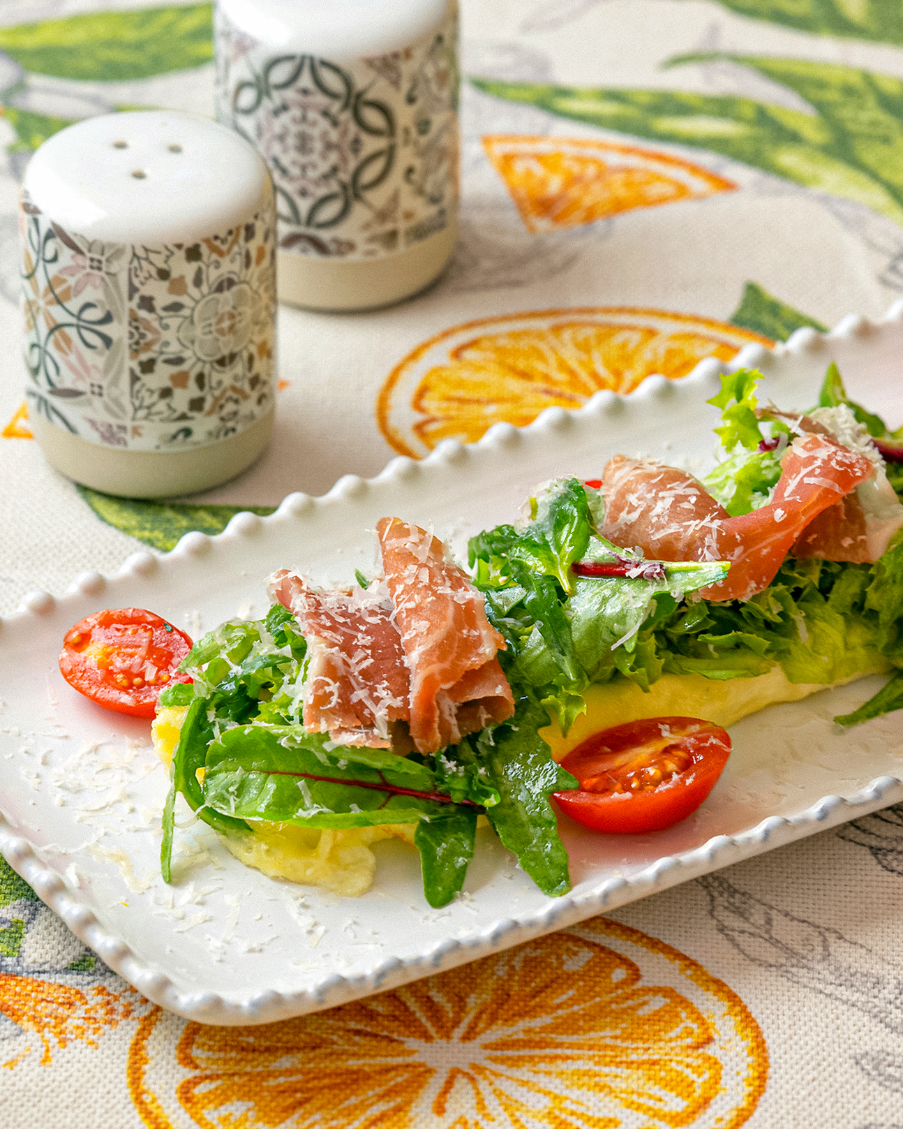 Омлет с пармской ветчиной, маринованными томатами черри, миксом салата, руколой, пармезаном и медово-горчичной заправкой