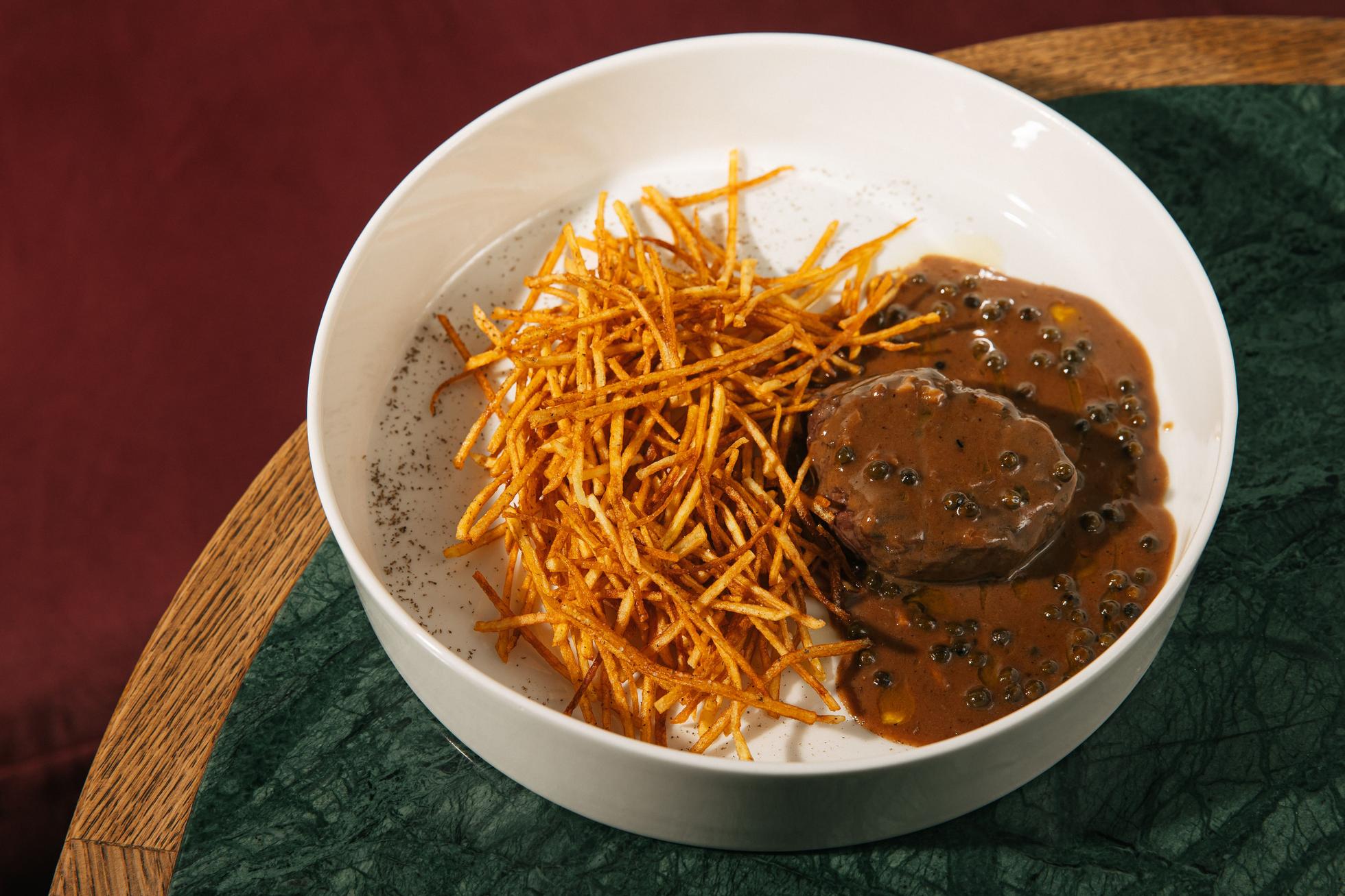 Филе миньон с перечным соусом и картофелем пай