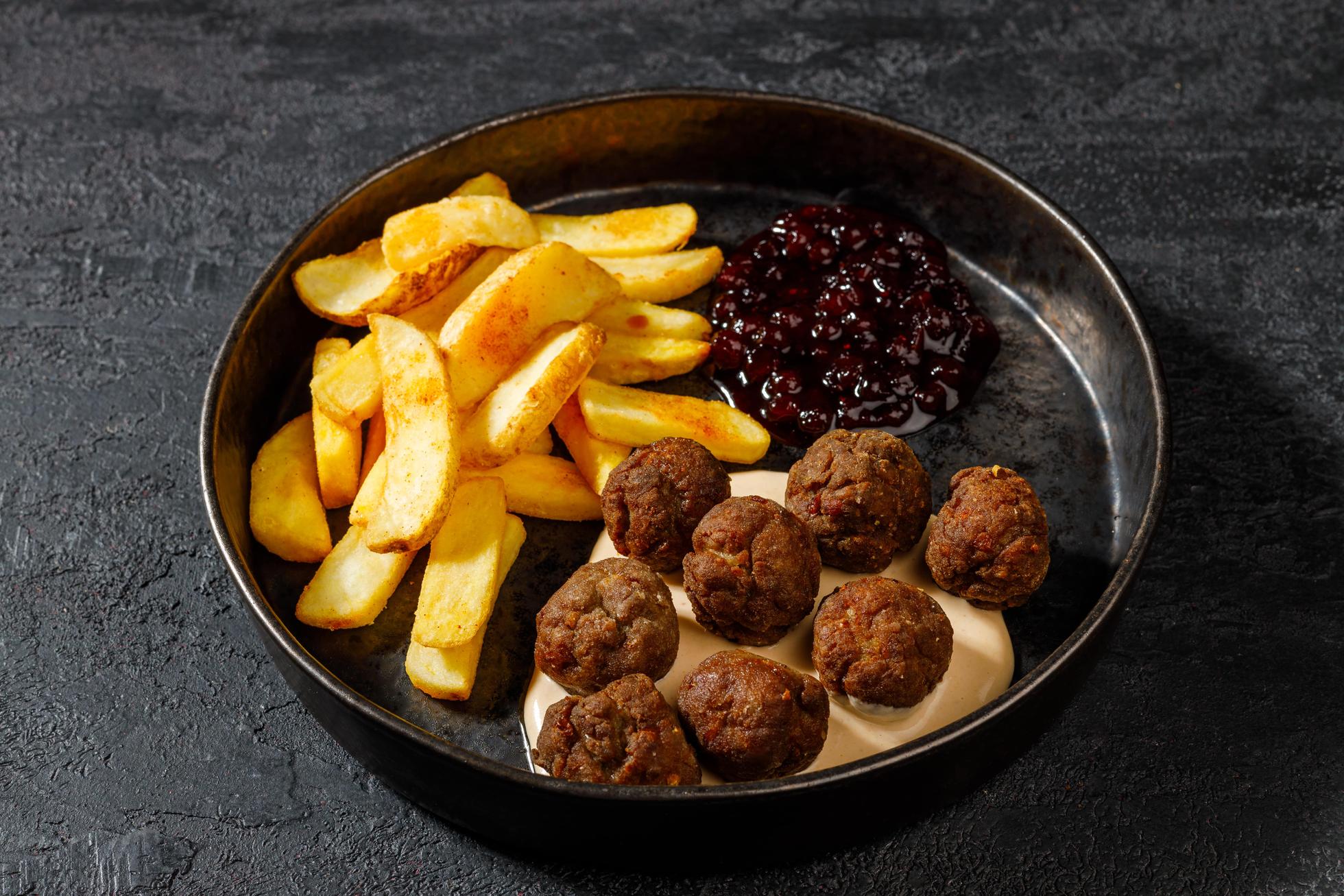 Фрикадельки со сливочным соусом и брусникой