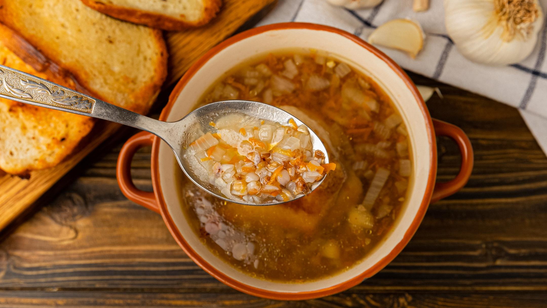 Гречневый суп с курицей и грибами