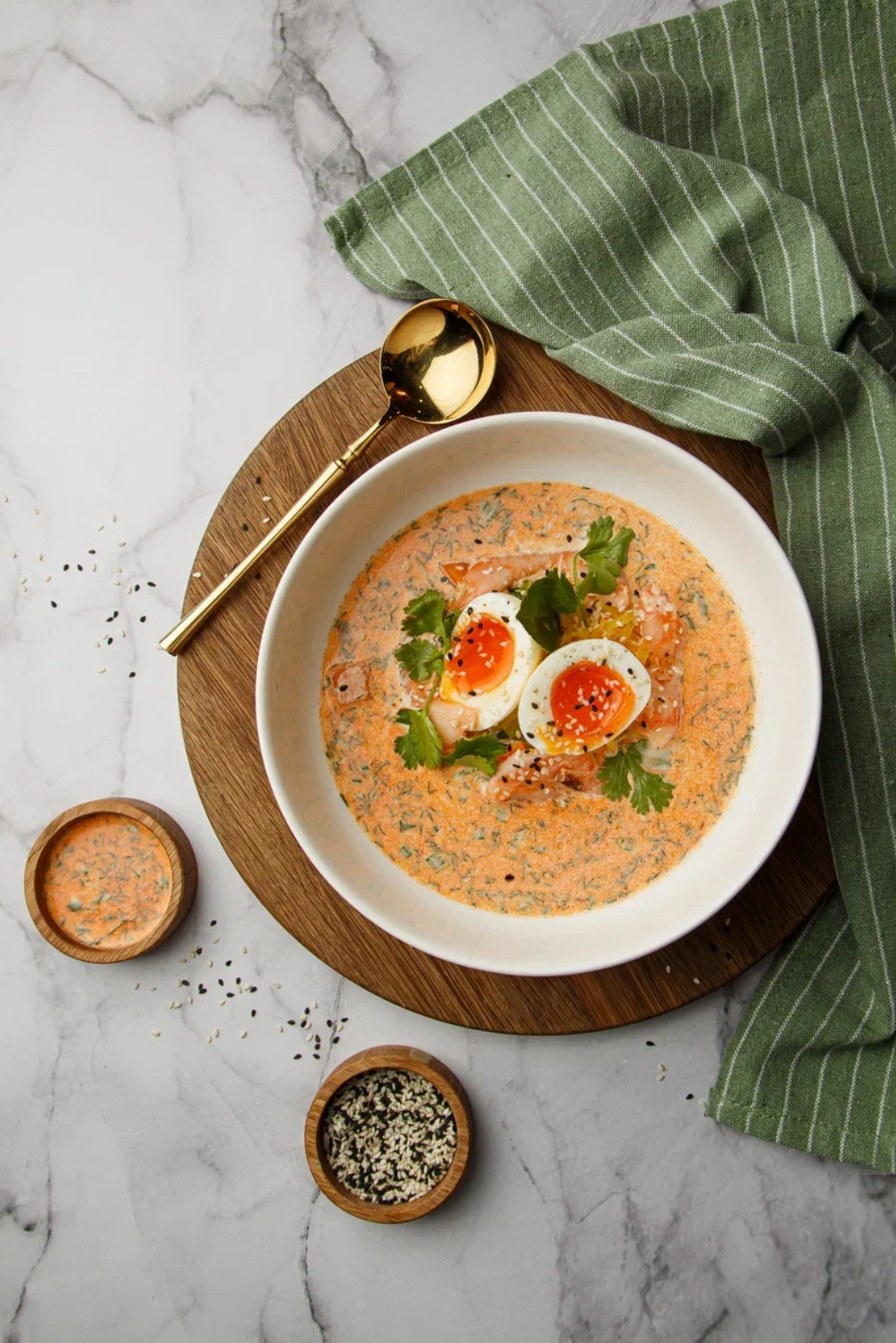 Кокосовый мацони том ям с креветками, чукой, огурцом и яйцом пашот