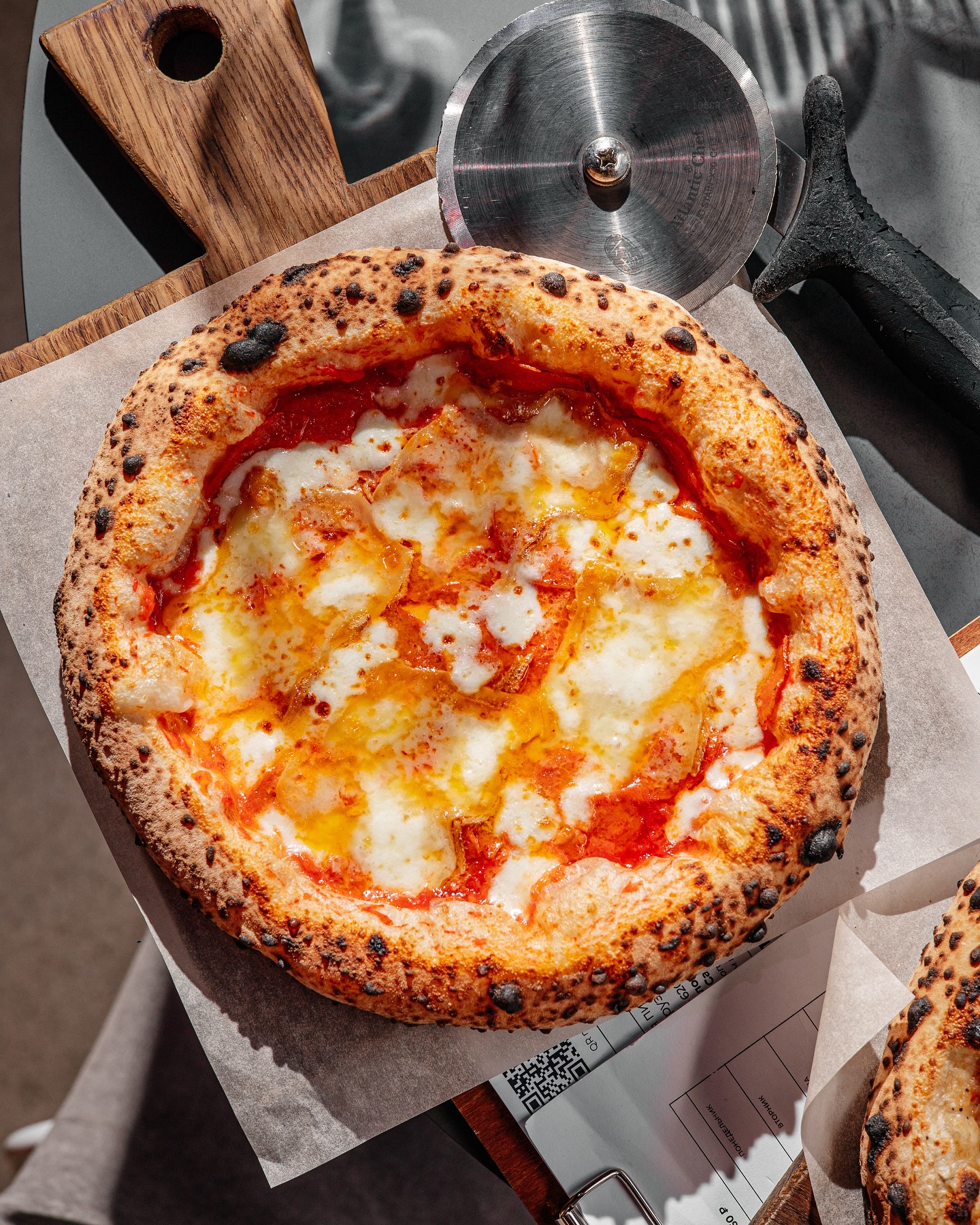 Пицца с сыром раклет, трюфельной салями, моцареллой и томатным соусом, Pizza 22 cm