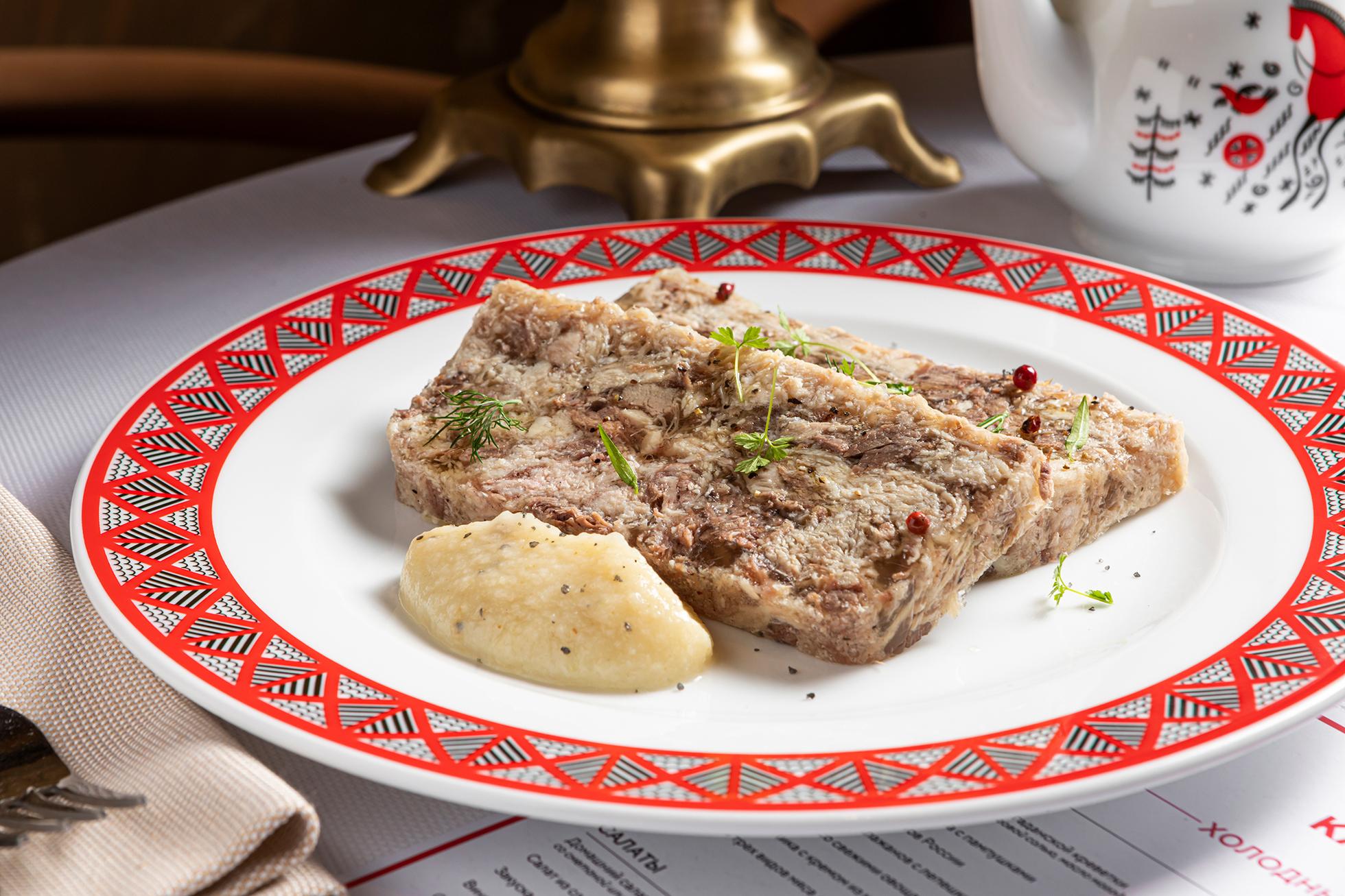 Холодец из трёх видов мяса с яблочным хреном