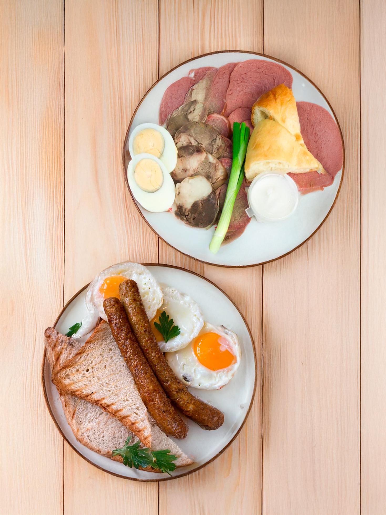 Fried eggs with homemade sausages, «Nomad’s breakfast with kazy»