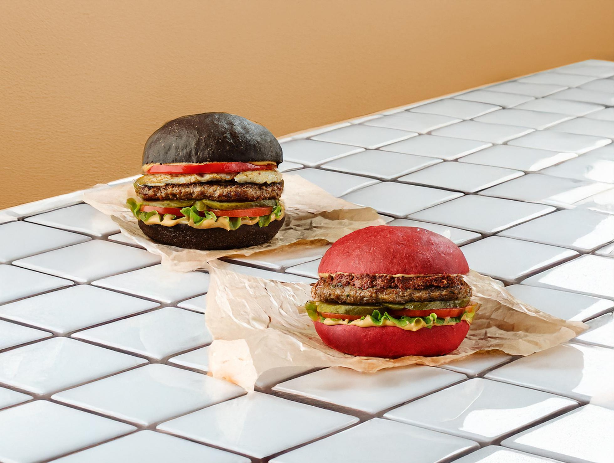 Burgerlar «Tanishing, Jo Blek» va «Pushti flamingo»