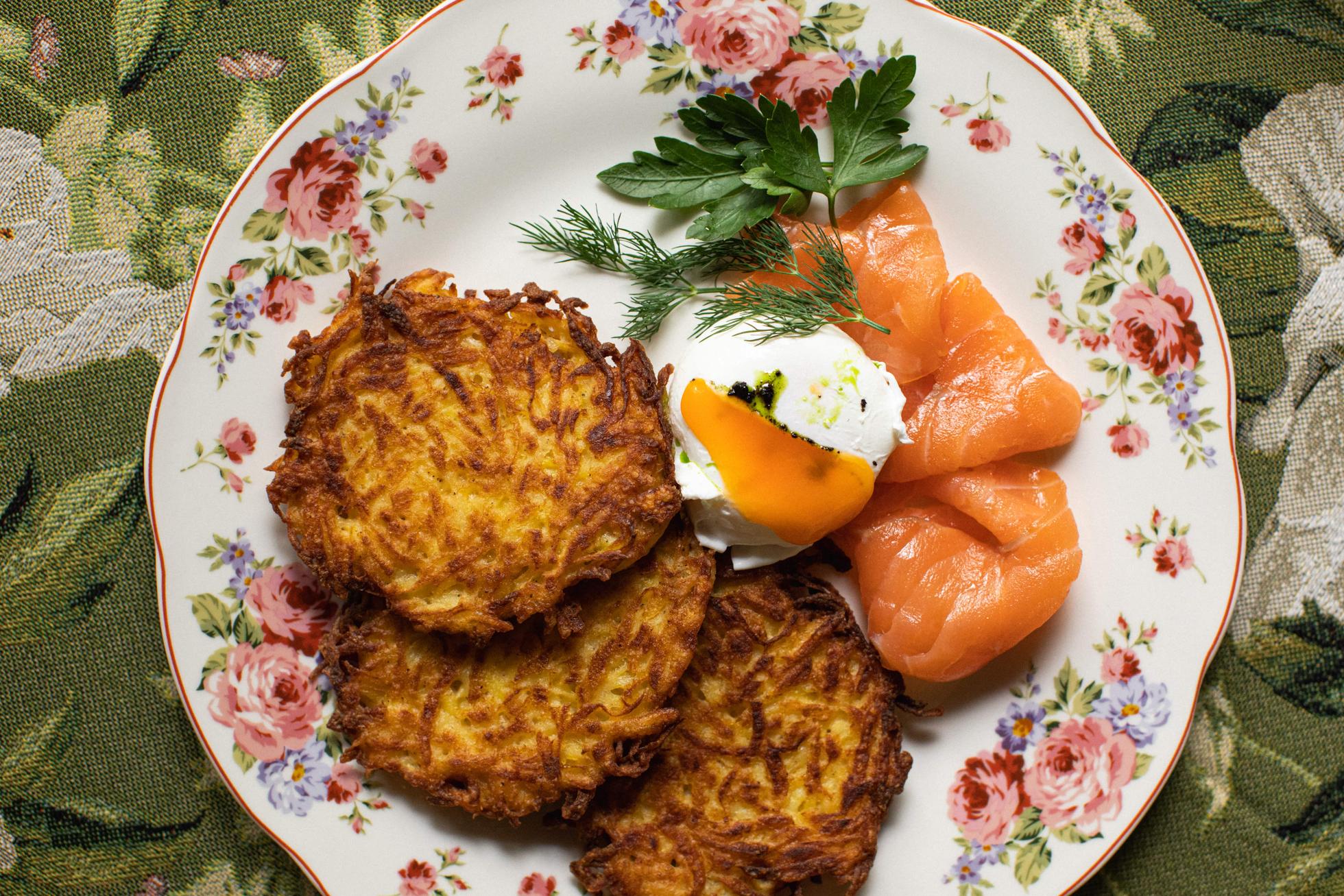 Картофельные драники с яйцом пашот и слабосолёным лососем