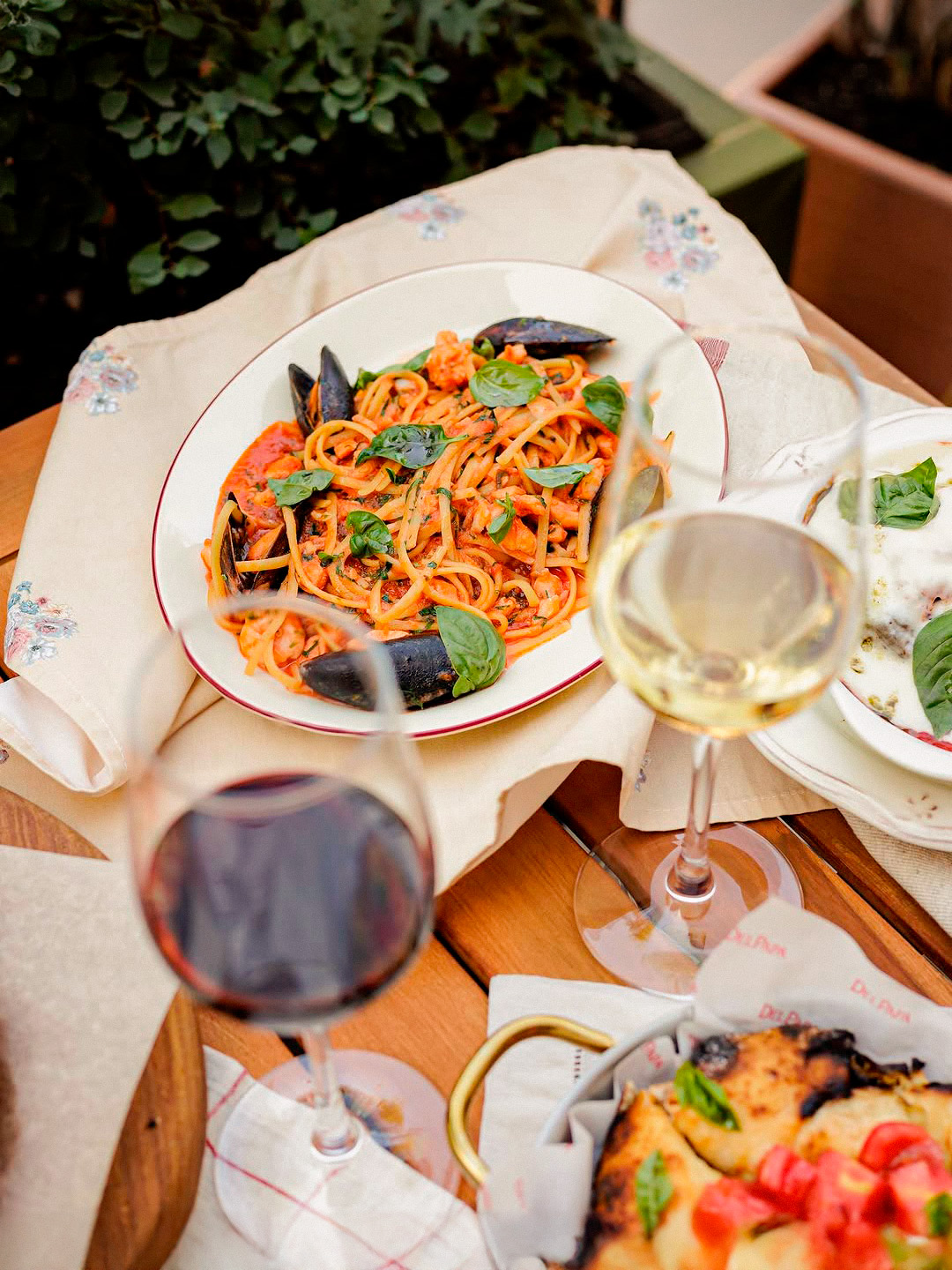 Linguine with seafood, bruschetta with tomatoes