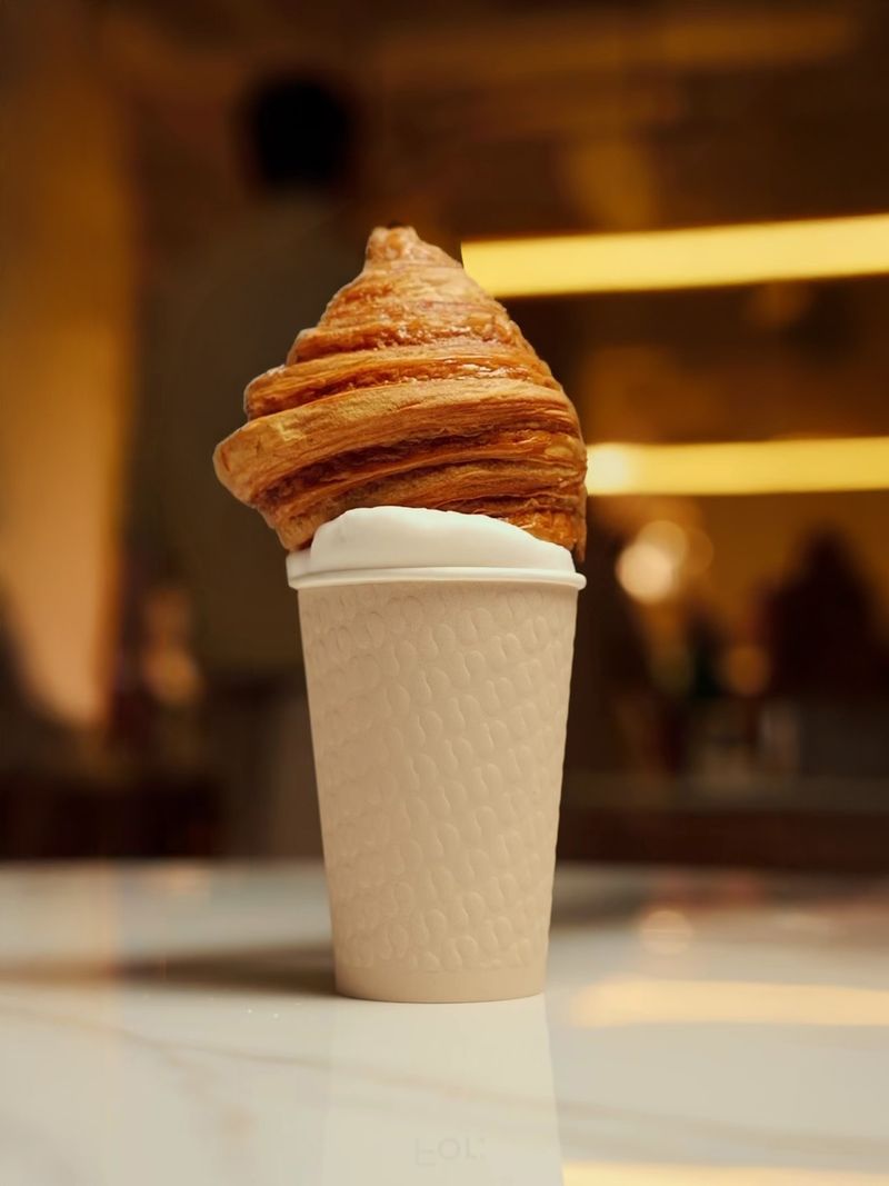 Kruvasan qo’g'irchoq, latte