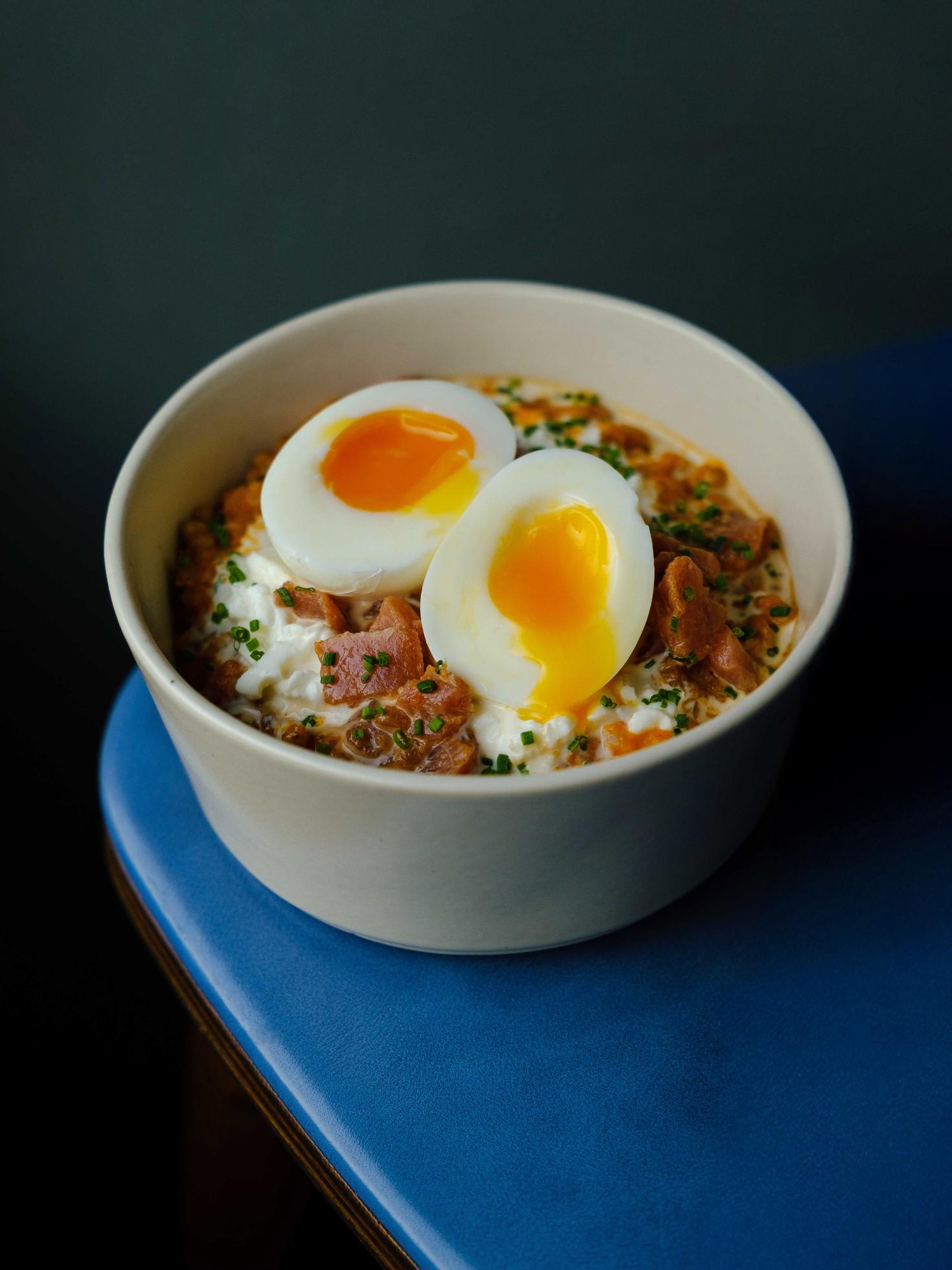 Зелёная гречка с креветками, тунцом и соусом ромеско