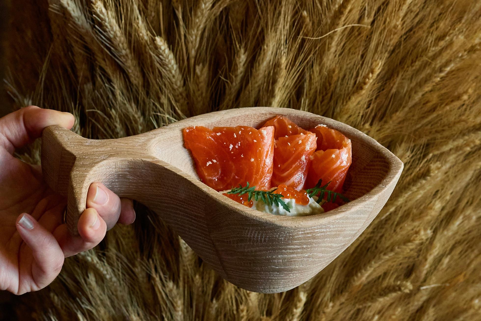 Карельская форель с пряным соусом и икрой