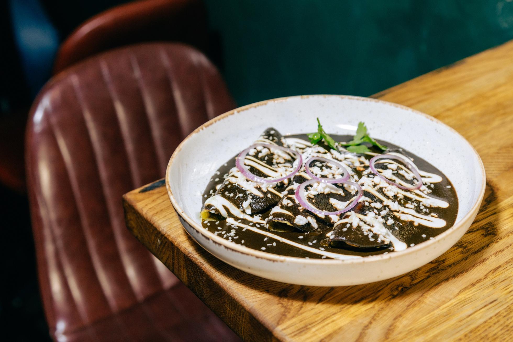 Кукурузные тортильи с курицей под шоколадным соусом