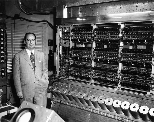 Джон фон Нейман в 1952 году на фоне компьютера IAS machine
