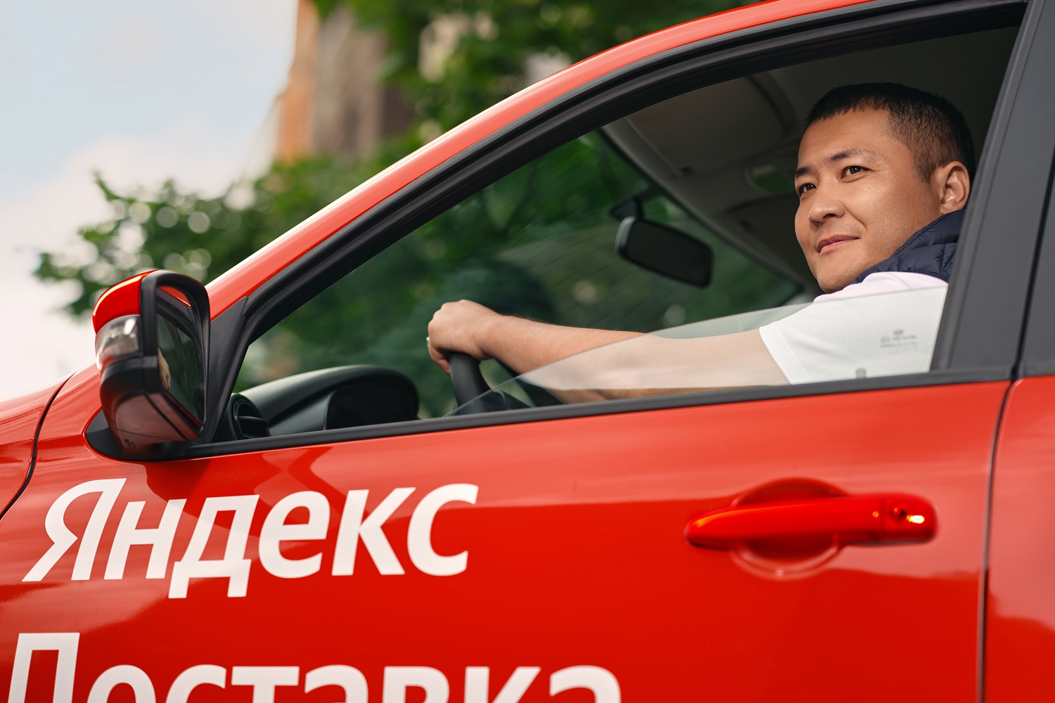 Курьер Яндекс Доставки с термосумкой